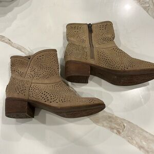 EUC UGG lazer cut tan suede ankle boots with shearling sole